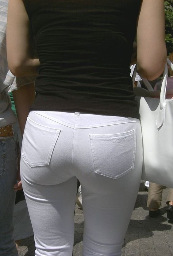 Tips para utilizar el pantalón blanco sin problemas