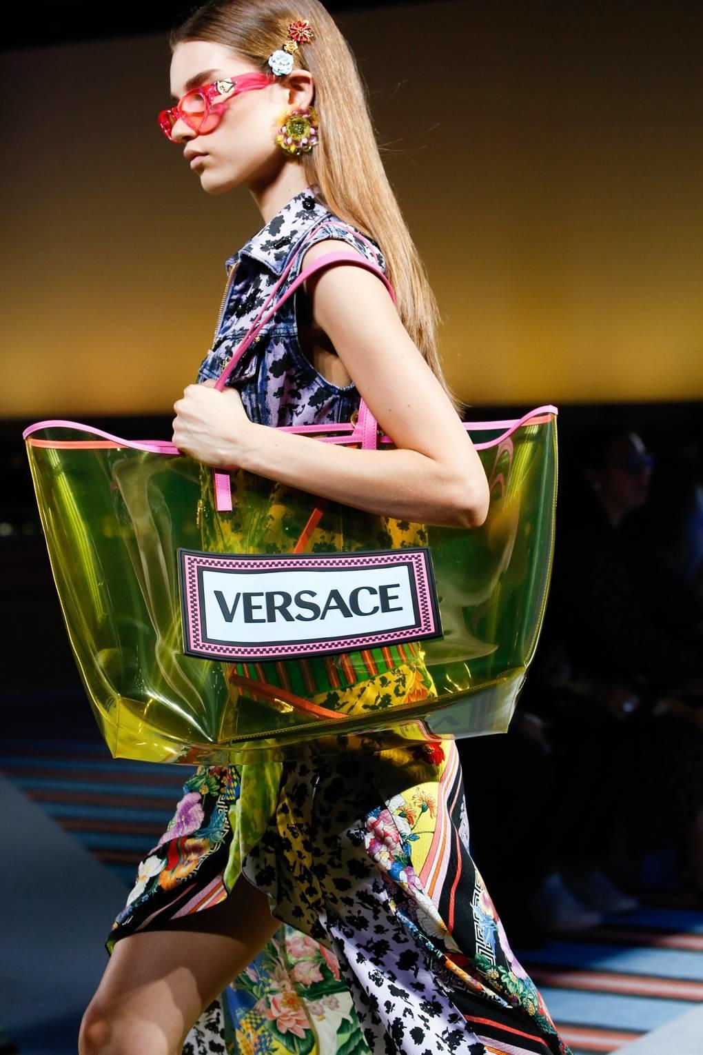 Versace impuso la moda con sus carteras XXL.
