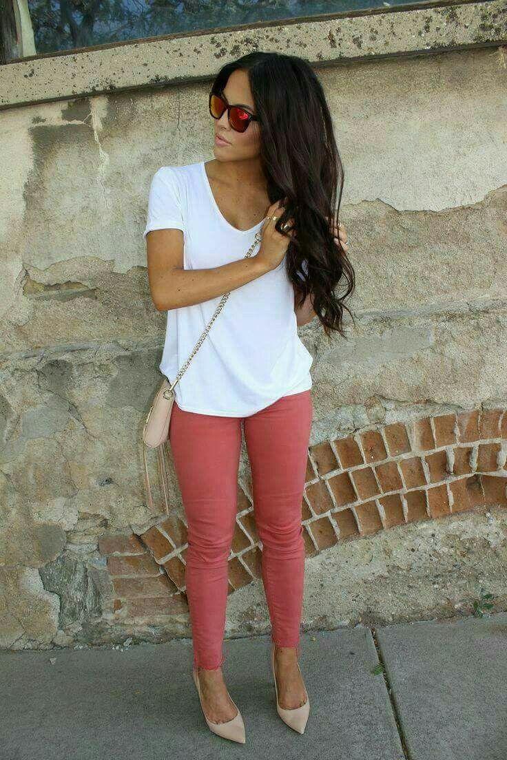 blusa blanca con pantalón rosa