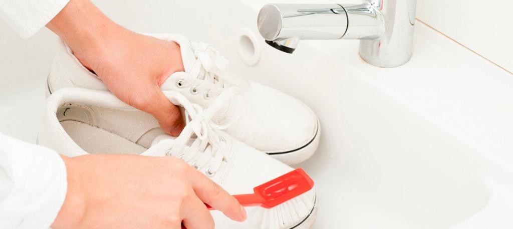 trucos para limpiar tus zapatillas blancas