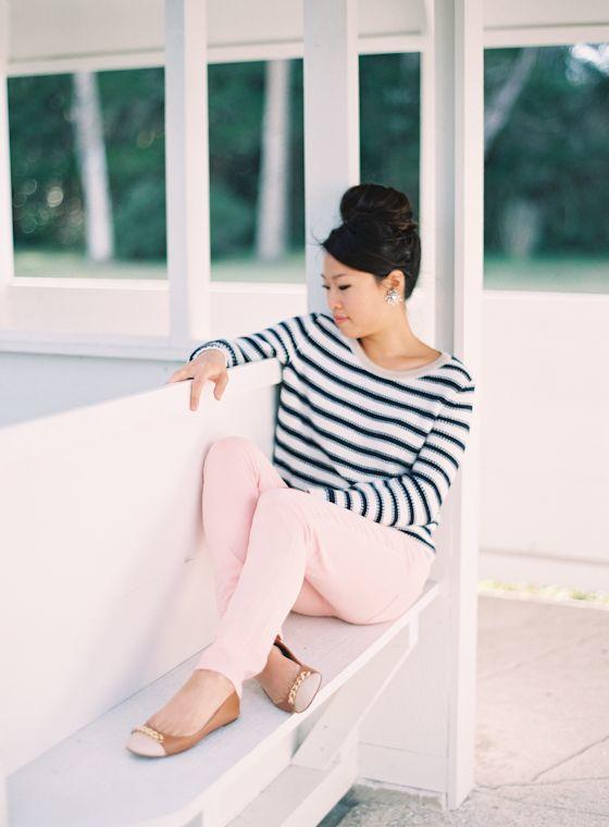 5 ideas de outfit con pantalón rosa que puedes usar este invierno